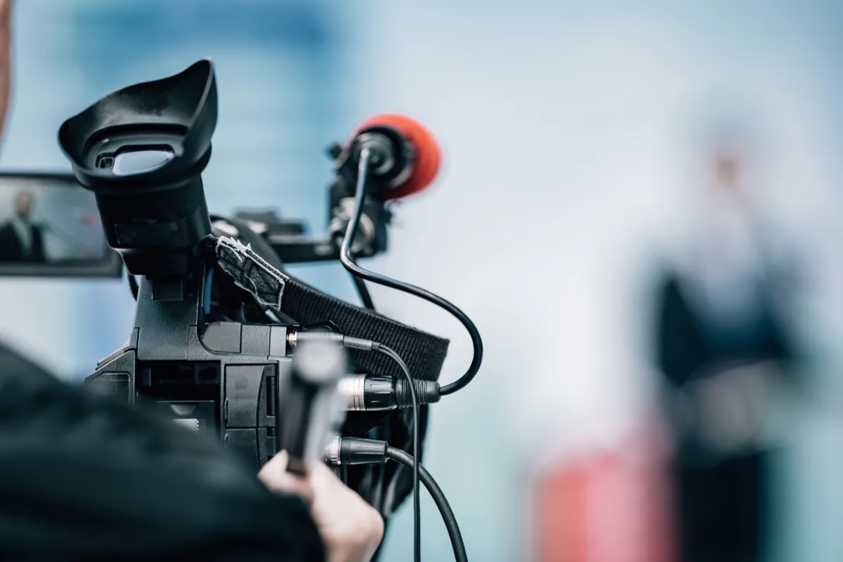 Cámara profesional preparada para una grabación audiovisual